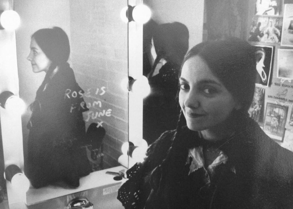 Η 18χρονη που έγινε το σύμβολο του σκότους: Η αληθινή ιστορία πίσω από το εμβληματικό εξώφυλλο των Black Sabbath