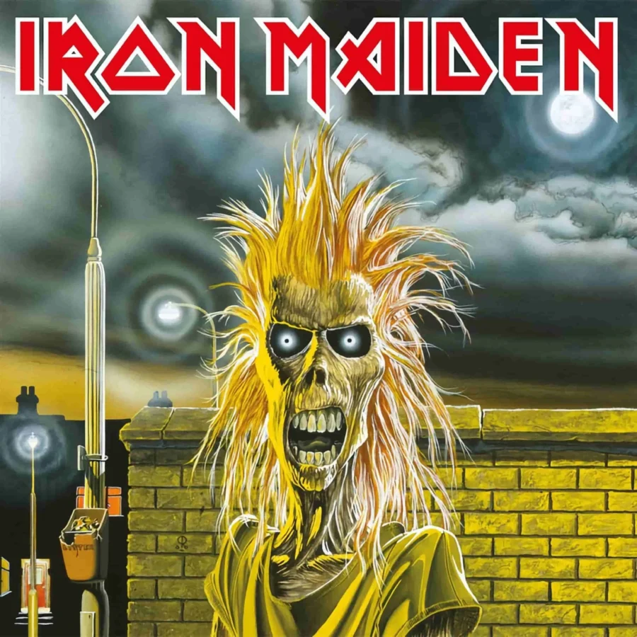 Το εξώφυλλο του πρώτου άλμπουμ των Iron Maiden με την punk-rock μορφή του Eddie να στέκεται μπροστά από έναν κίτρινο τοίχο κάτω από το φως του φεγγαριού