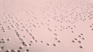 Όταν οι νότες γίνονται απτές: Πώς η γραφή Braille ενσωματώθηκε στη rock και metal σκηνή