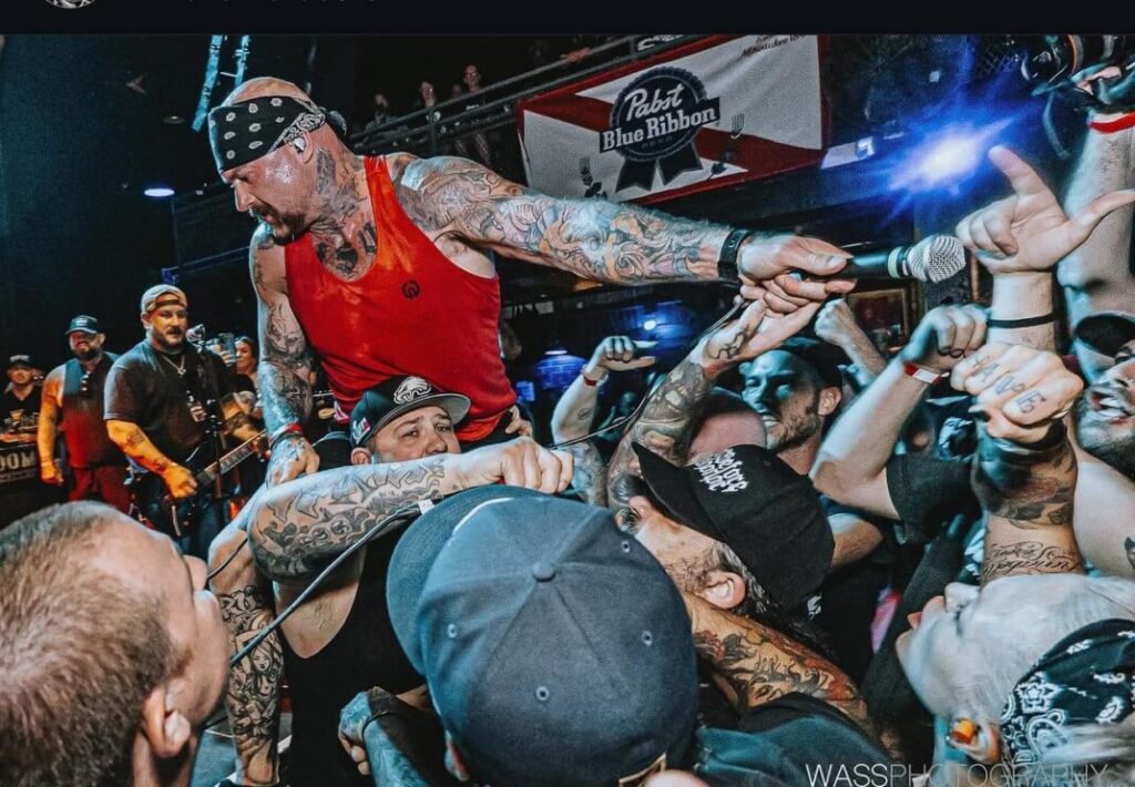 Wisdom in Chains: Η επιστροφή μιας hardcore punk δύναμης στην Αθήνα