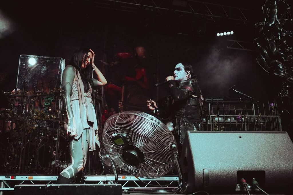 Πρόταση γάμου από τον Dani Filth με δαχτυλίδι “από τη Mordor” στη σκηνή του Download