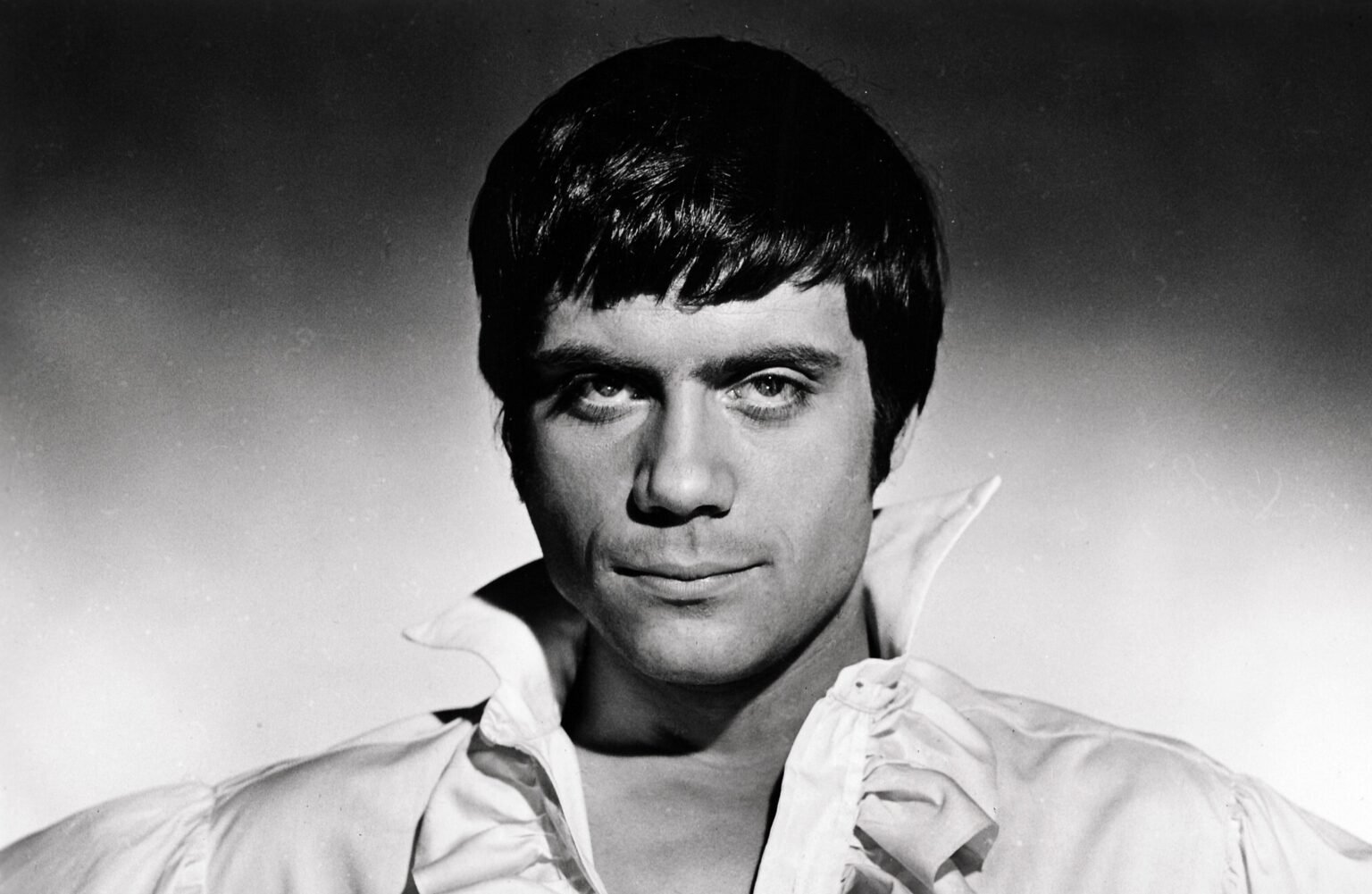Oliver Reed: Ο ασυμβίβαστος «σκληρός» του βρετανικού σινεμά