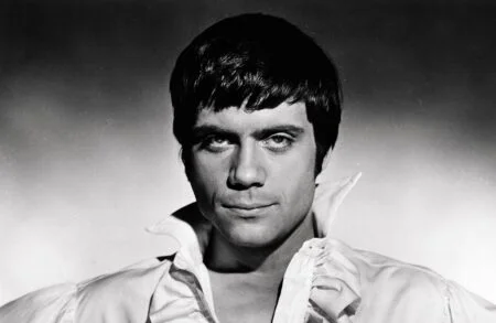 Oliver Reed: Ο ασυμβίβαστος «σκληρός» του βρετανικού σινεμά