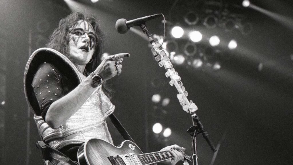 O Ace Frehley, κιθαρίστας και ιδρυτικό μέλος των Kiss, πέθανε στα 74