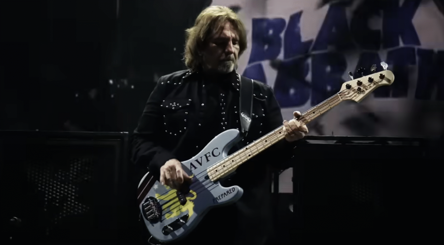 Ο Geezer Butler αποχωρίζεται τους ενισχυτές που έγραψαν heavy metal ιστορία