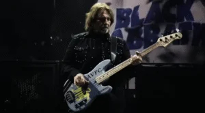 Ο Geezer Butler αποχωρίζεται τους ενισχυτές που έγραψαν heavy metal ιστορία