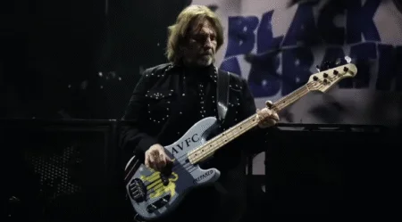 Ο Geezer Butler αποχωρίζεται τους ενισχυτές που έγραψαν heavy metal ιστορία