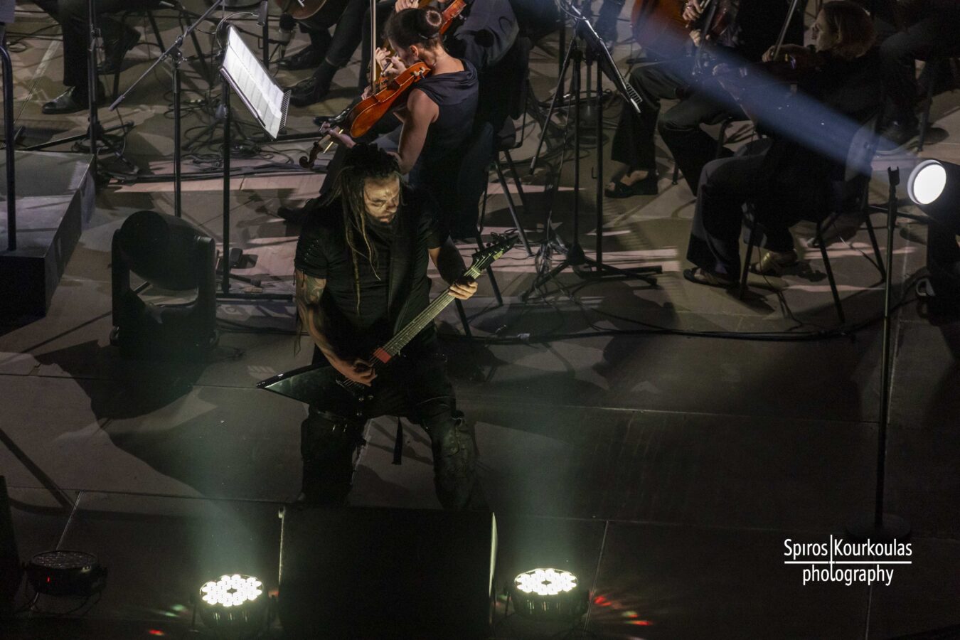 Οι SepticFlesh επέστρεψαν στο Ηρώδειο με μια καθηλωτική συμφωνική παράσταση, ενώνοντας metal και κλασική μουσική σε μια ιερή εμπειρία