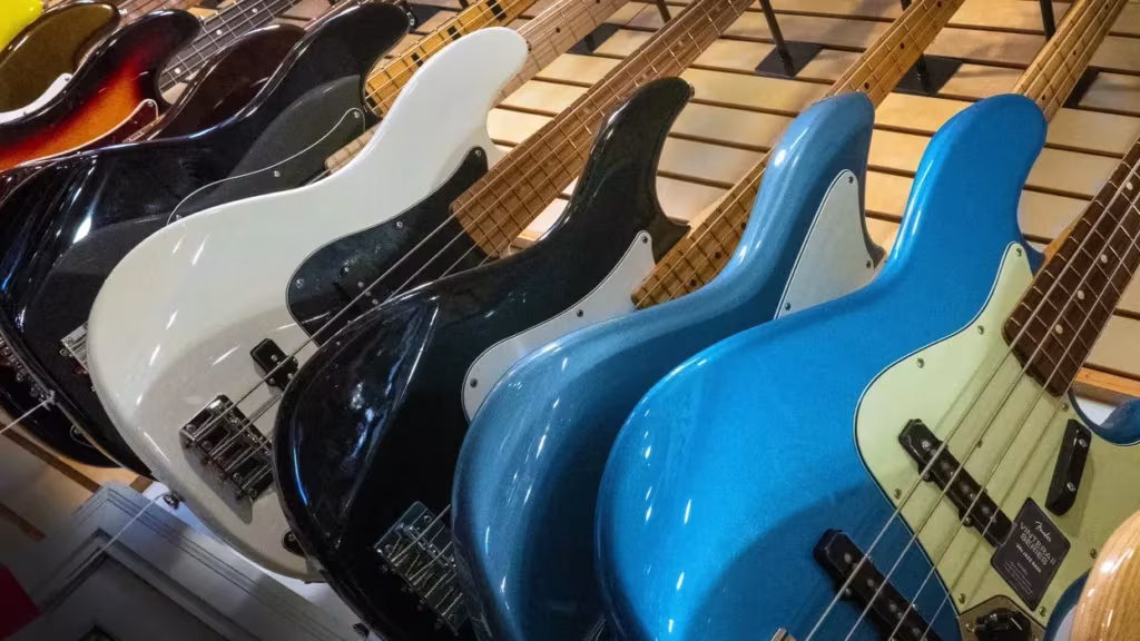 Η επανάληψη στη μουσική, λοιπόν, λειτουργεί ως μέσο σύνδεσης. Είναι ο λόγος που οι ακροατές δένονται με τραγούδια, που αναγνωρίζουν μοτίβα πριν ολοκληρωθούν, που επιστρέφουν σε συγκεκριμένα κομμάτια σαν να τα ξανασυναντούν για πρώτη φορά. Επομένως, θα μπορούσαμε να πούμε ότι είναι ένας τρόπος να συμμετέχεις στη μουσική, όχι απλώς να την ακούς.