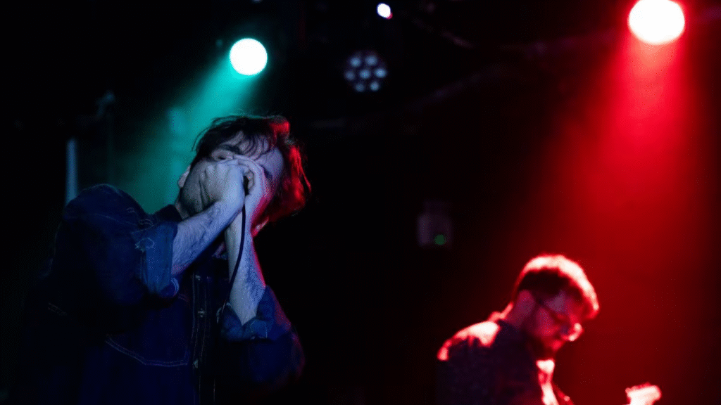 The BuzzDealers: «Τα δεσμά υπάρχουν μόνο όσο τα αφήνουμε να μάς κρατούν» The BuzzDealers: «Τα δεσμά υπάρχουν μόνο όσο τα αφήνουμε να μάς κρατούν»