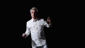Ο David Byrne επιστρέφει με το νέο single “T Shirt”
