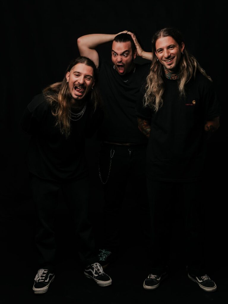 Θοδωρής: Θα προσπαθήσουμε στο live να κάνουμε τον κόσμο να βιώσει το Generation Hate σε όλο του το εύρος – όχι απλώς έναν δίσκο, αλλά το συλλογικό συναίσθημα μιας εποχής στην οποία, θέλουμε δεν θέλουμε, όλοι ανήκουμε. Θα δει επί σκηνής τη διαδρομή που περιγράψαμε: την ένταση, την αγανάκτηση, την ανάγκη για αλλαγή, αλλά και τις ήσυχες, μελωδικές στιγμές που θυμίζουν ότι πίσω από το μίσος κρύβεται πάντα ευαισθησία. Όπως στη μουσική μας συνυπάρχουν διαφορετικά συναισθήματα, έτσι και το live θα μεταφέρει το κοινό από την οργή στην κάθαρση. Μια νύχτα όπου όλα ενώνονται και αποκτούν πραγματικό νόημα. Για αυτό το λόγο σας καλούμε όλους να περάσουμε όμορφα και να ξεχαστούμε λίγο από τα προβλήματα της καθημερινότητας μας.