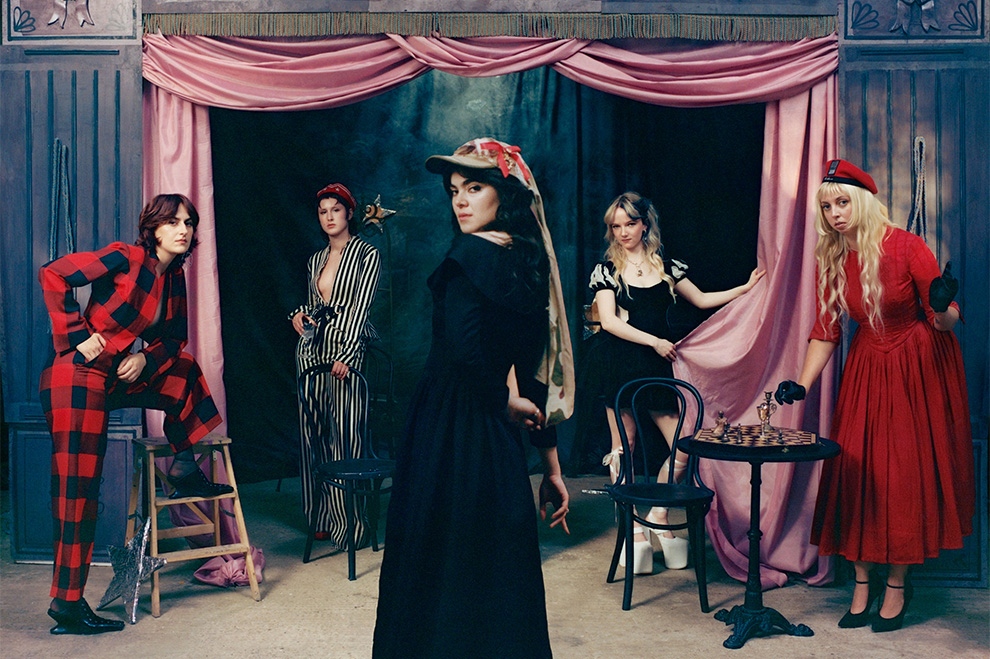 Το “HELP(2)” της War Child είναι μια νέα συλλογική φιλανθρωπική κυκλοφορία με κορυφαίους καλλιτέχνες, για τη στήριξη παιδιών σε εμπόλεμες ζώνες