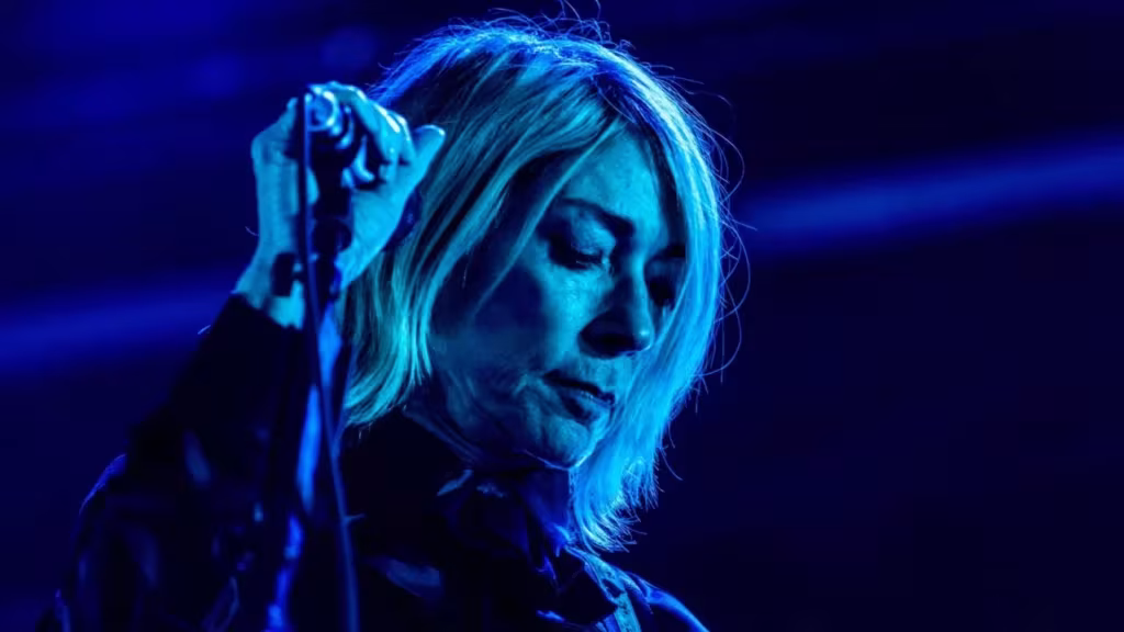 Η Kim Gordon επιστρέφει με το “DIRTY TECH” και το νέο της άλμπουμ “PLAY ME”