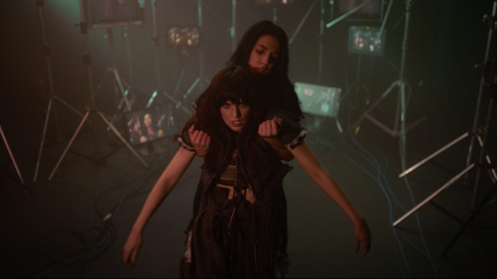 Marva Von Theo: Progressive pop και χορός σε ένα βίντεο-πορτρέτο για τις πολλαπλές εκδοχές του εαυτού