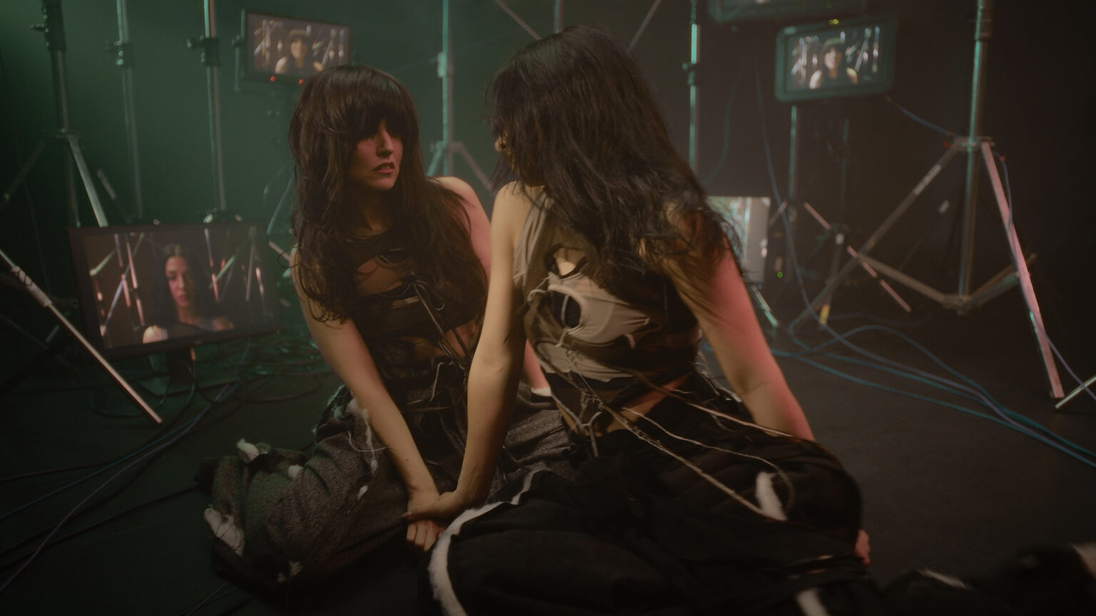 Marva Von Theo: Progressive pop και χορός σε ένα βίντεο-πορτρέτο για τις πολλαπλές εκδοχές του εαυτού