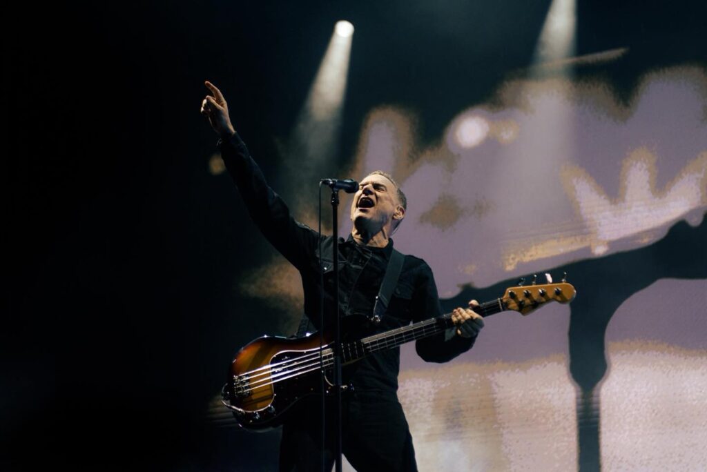 H παγκόσμια περιοδεία “Roll With The Punches” του Bryan Adams κάνει στάση στην Ελλάδα