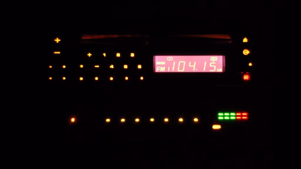 Γιατί μερικά τραγούδια "τα σπάνε" μόνο στο ραδιόφωνο; Εκεί που οι αλγόριθμοι σηκώνουν τα χέρια ψηλά