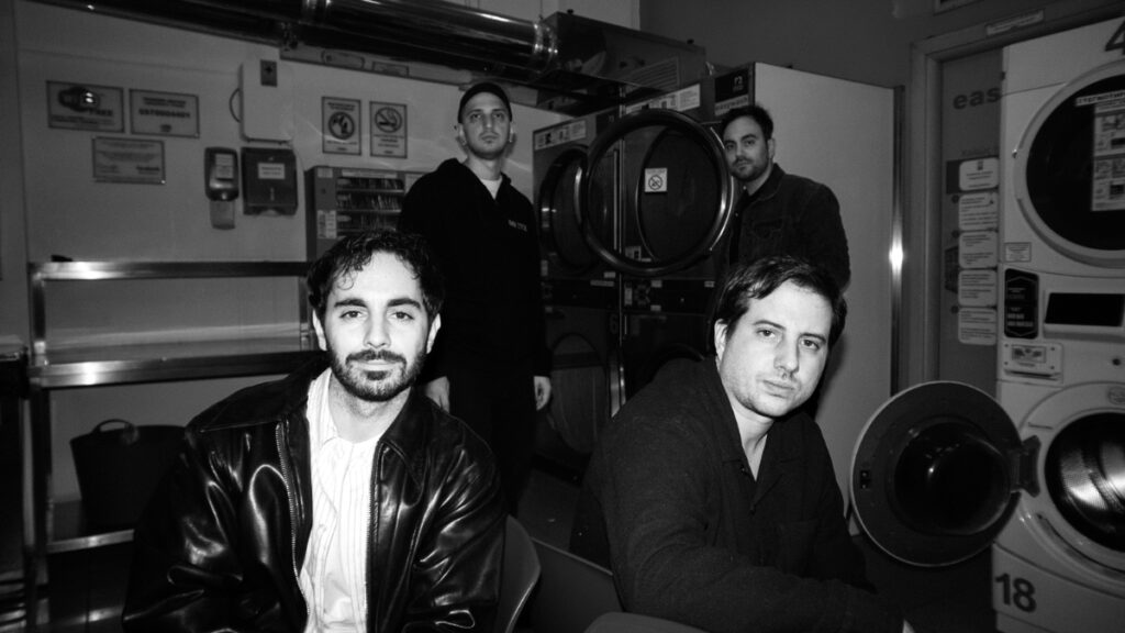 Deaf Radio: Εσωστρεφές και "γκαζωμένο" το δεύτερο σε σειρά single του νέου album