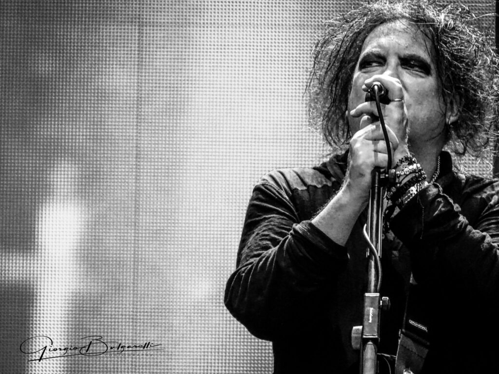 Robert Smith: Η μελωδία πίσω από το σαγηνευτικό σκοτάδι των The Cure