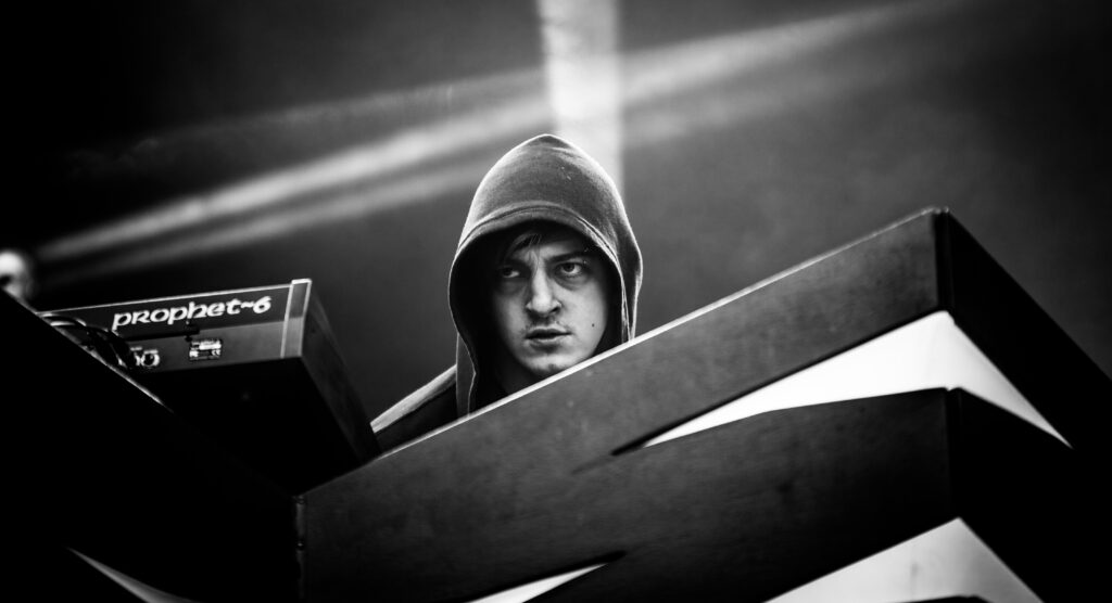 Perturbator: «Ο σημερινός κόσμος οδεύει προς τη δική του αργή καταστροφή»