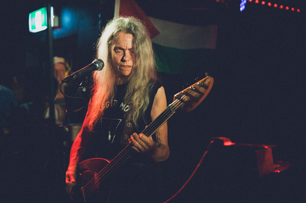 Επίσης στη σκηνή θα ανέβουν οι Jenny Don't and the Spurs, οι οποίοι φέρνουν μαζί τους έναν εκρηκτικό συνδυασμό από surf, country και western στοιχεία. Με περισσότερα από δέκα χρόνια στην πλάτη τους, έχουν καταφέρει να φτιάξουν έναν δικό τους ήχο που κερδίζει τόσο τους παραδοσιακούς της country όσο και τους οπαδούς του garage. Η Jenny Don't, με το outlaw πνεύμα της και τα χαρακτηριστικά στρας στα χειροποίητα κουστούμια της, είναι μια παρουσία που καθηλώνει το κοινό από το πρώτο δευτερόλεπτο. Όπως λέει και η ίδια: «Έχουμε πολύ ανοιχτό δρόμο μπροστά μας».