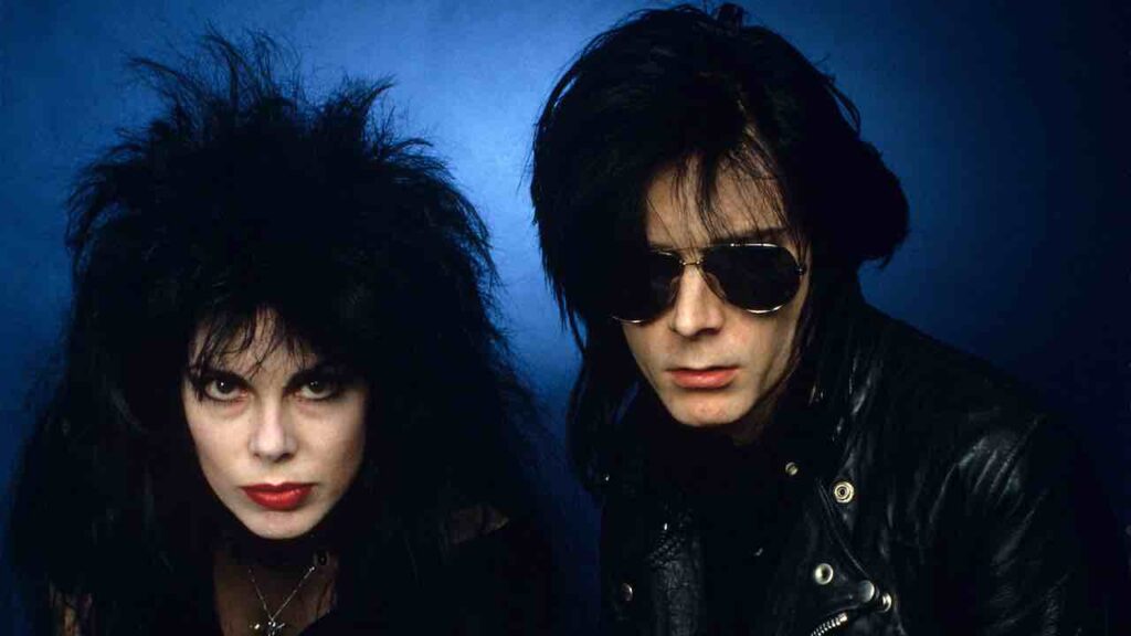 The Sisters of Mercy: Τα μαύρα γυαλιά, το drum machine και η τέχνη της απόλυτης ανεξαρτησίας