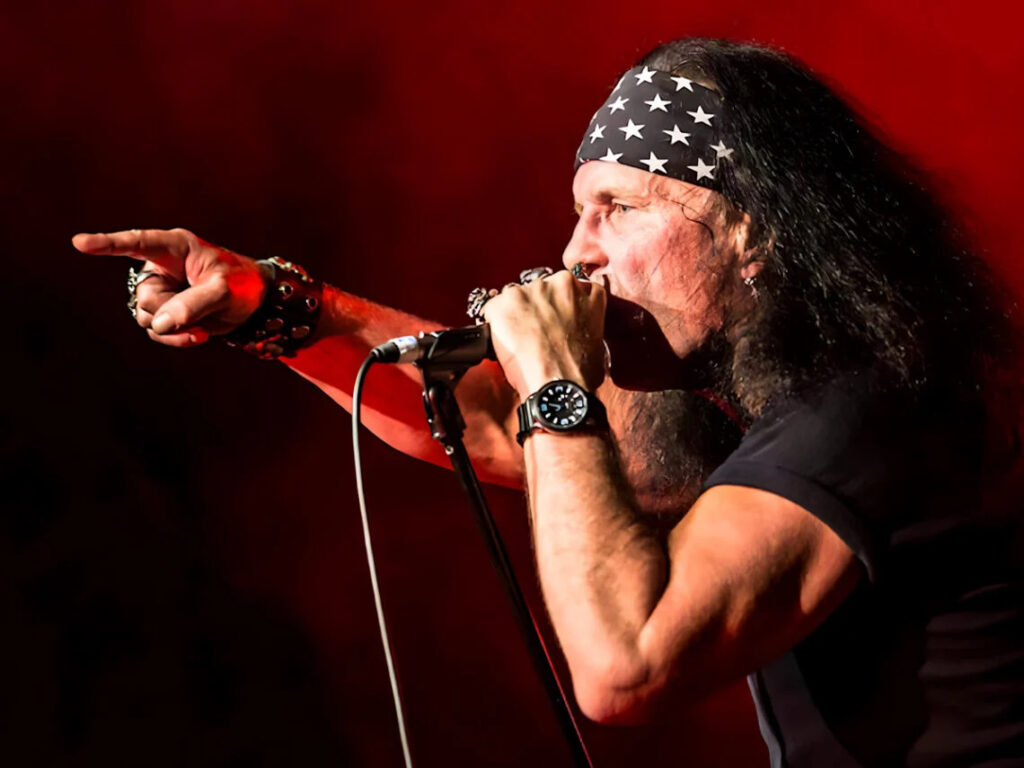 Dave Evans: Ο άνθρωπος που έδωσε τη σκυτάλη στον Bon Scott βγάζει νέο κομμάτι και θυμάται τα σκοτεινά χρόνια των AC/DC