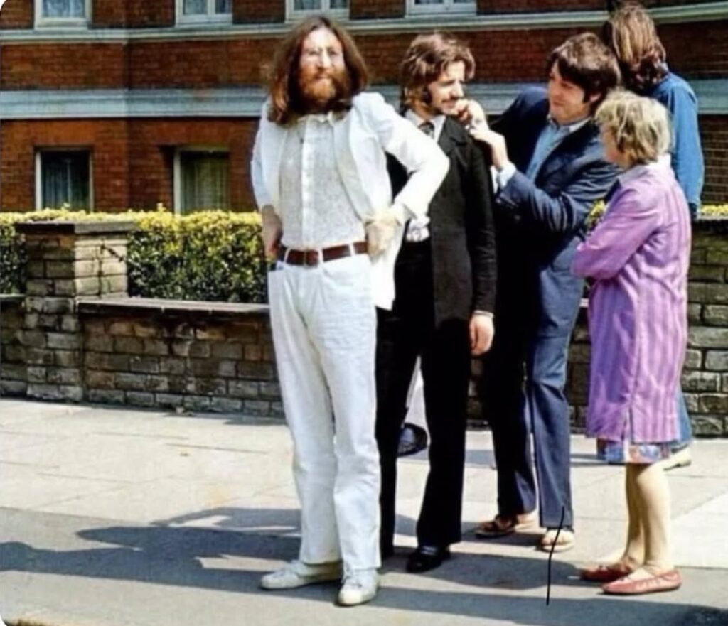 The Beatles: Abbey Road | Τα ξυπόλητα βήματα, οι θεωρίες συνωμοσίας & η αλήθεια πίσω από την πιο εμβληματική διάβαση