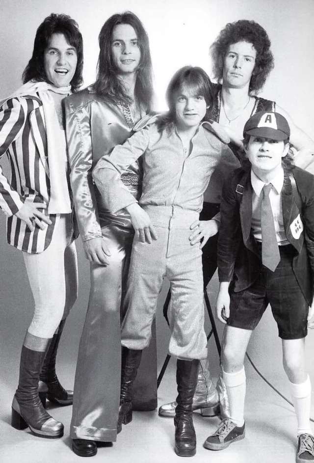 Dave Evans: Ο άνθρωπος που έδωσε τη σκυτάλη στον Bon Scott βγάζει νέο κομμάτι και θυμάται τα σκοτεινά χρόνια των AC/DC