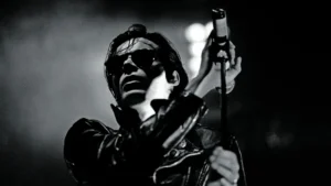 The Sisters of Mercy: Τα μαύρα γυαλιά, το drum machine και η τέχνη της απόλυτης ανεξαρτησίας