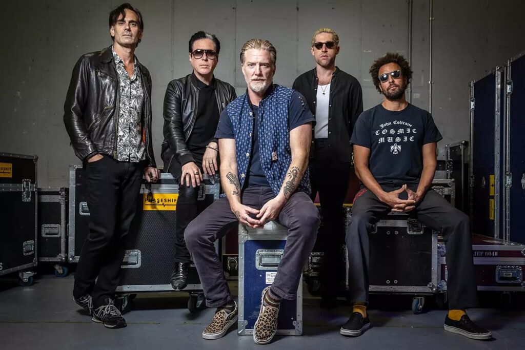 Queens of the Stone Age: Το “Where The Goth Girls At?” είναι ακριβώς αυτό που περιμέναμε