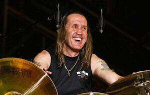 Ο Nicko McBrain γύρισε την πλάτη στον Trump