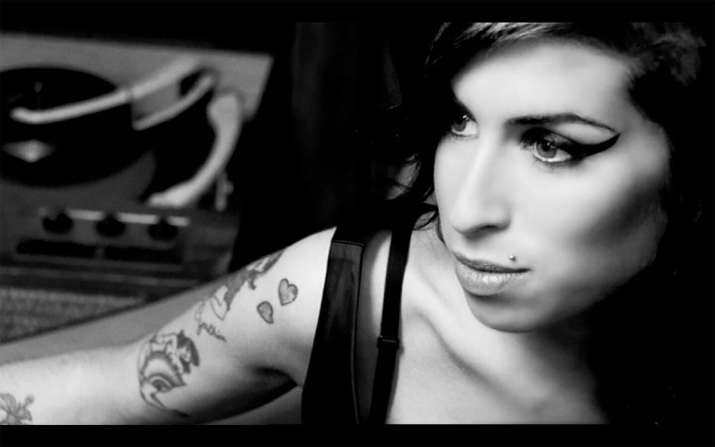 Amy Winehouse: Back To Black | Η ιστορία ενός δίσκου που χτίστηκε κομμάτι κομμάτι από έναν χωρισμό
