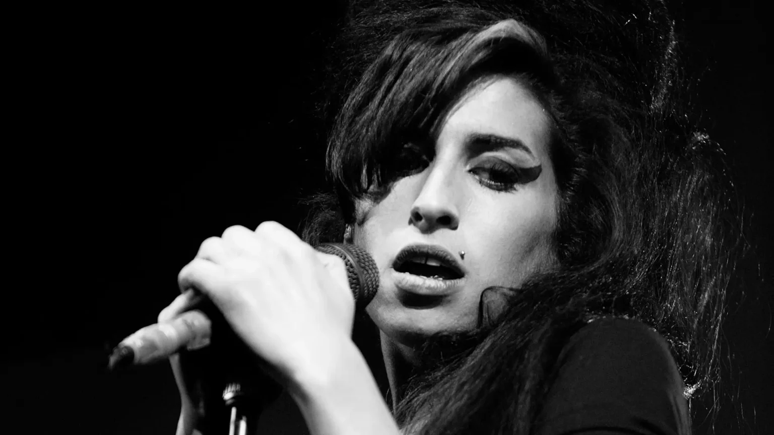 Amy Winehouse: Back To Black | Η ιστορία ενός δίσκου που χτίστηκε κομμάτι κομμάτι από έναν χωρισμό