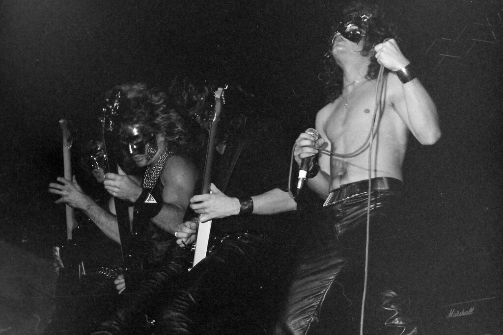 Crimson Glory: Ασημένιες μάσκες, ένα Synclavier και η φωνή που βρέθηκε σε μια παραλία