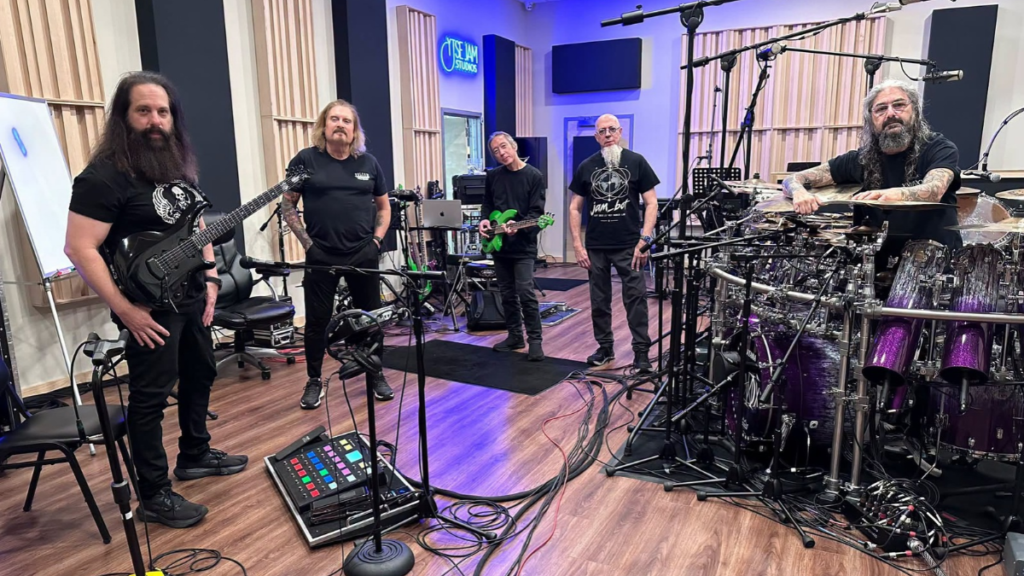 Dream Theater: Τρεις λέξεις σε μια φωτογραφία ανακοίνωσαν τον δέκατο έβδομο δίσκο