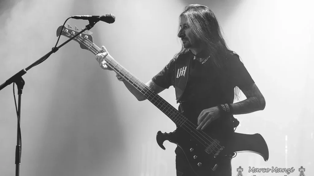 Ian Hill: Τι έγινε στις Βρυξέλλες και γιατί κρέμασε το μπάσο