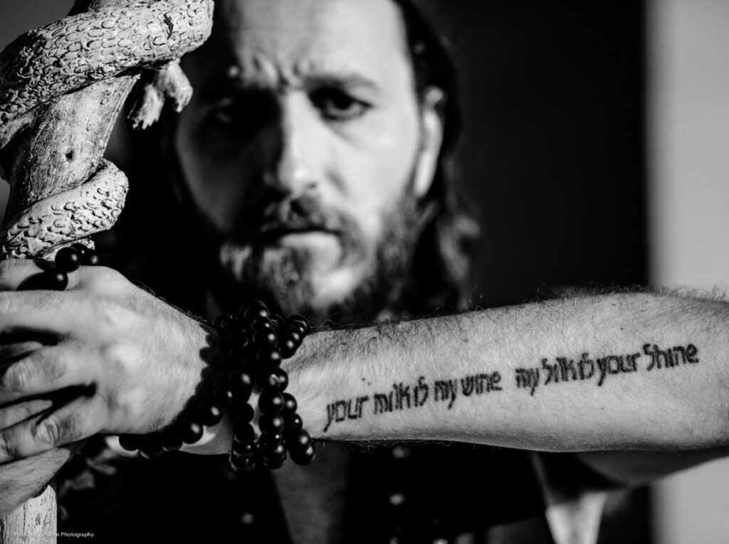 Ο Ισραηλινός Kobi Farhi, φωνή των Orphaned Land, βγάζει βιβλίο και τα βάζει με Netanyahu & Draiman