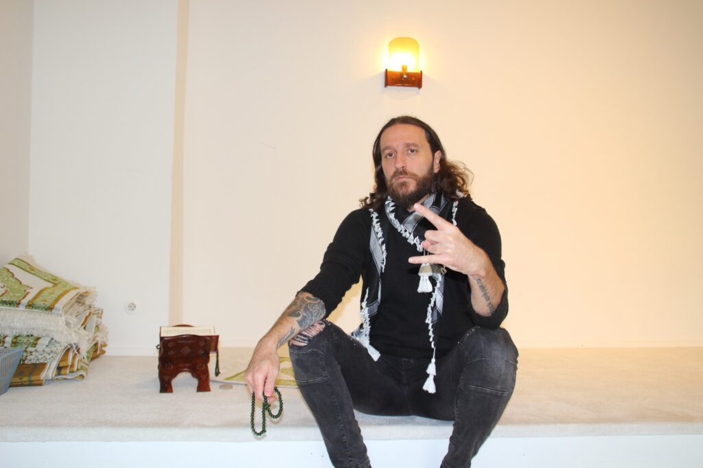 Ο Ισραηλινός Kobi Farhi, φωνή των Orphaned Land, βγάζει βιβλίο και τα βάζει με Netanyahu & Draiman
